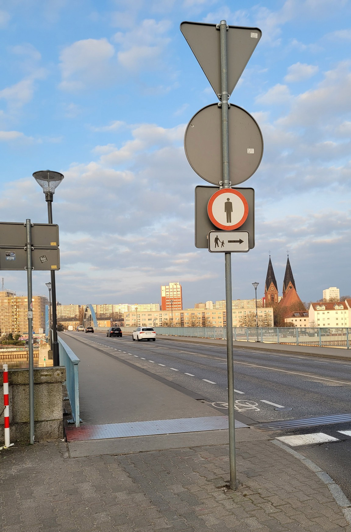 Po jednej stronie mostu stanął znak zakazu ruchu pieszych