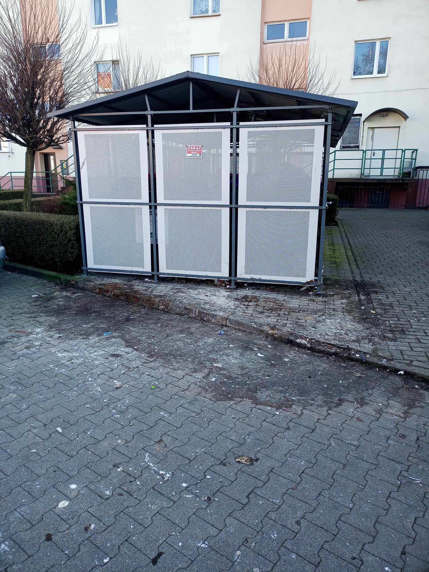 Uprzątnięta wiata przy ul. Seelowskiej