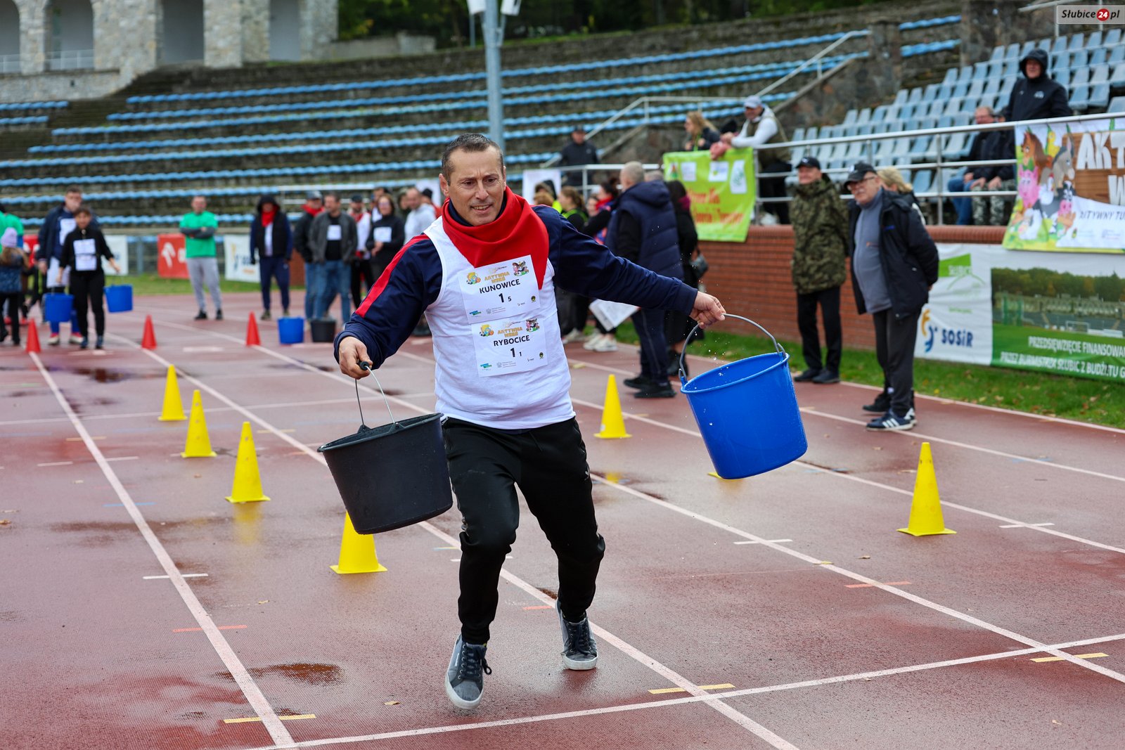 Wśród konkurencji był m.in. wyścig z wiadrami
