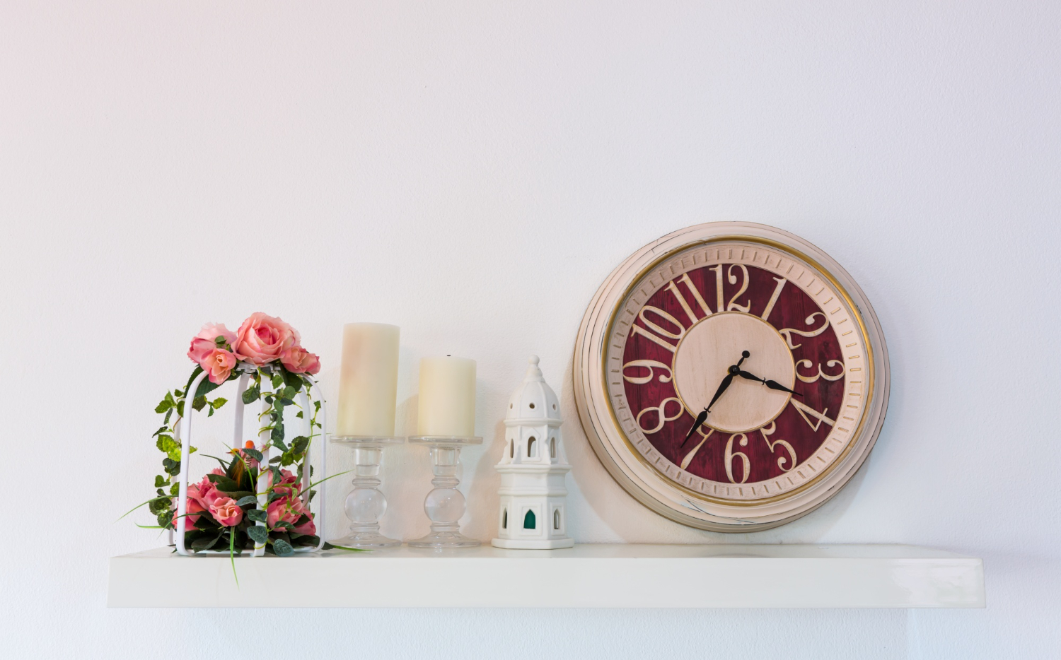 Zegary jako prezent – piękno prostoty na ścianie
