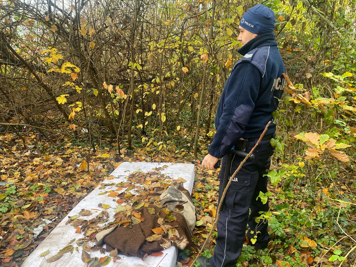 Funkcjonariusze policji pomagają bezdomnym
