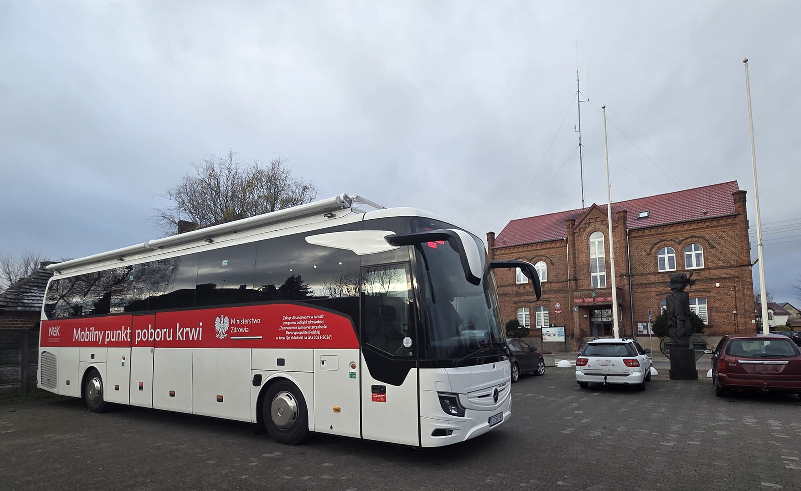 Przed Urzędem Miejskim w Cybince stanął krwiobus RCKiK w Zielonej Górze
