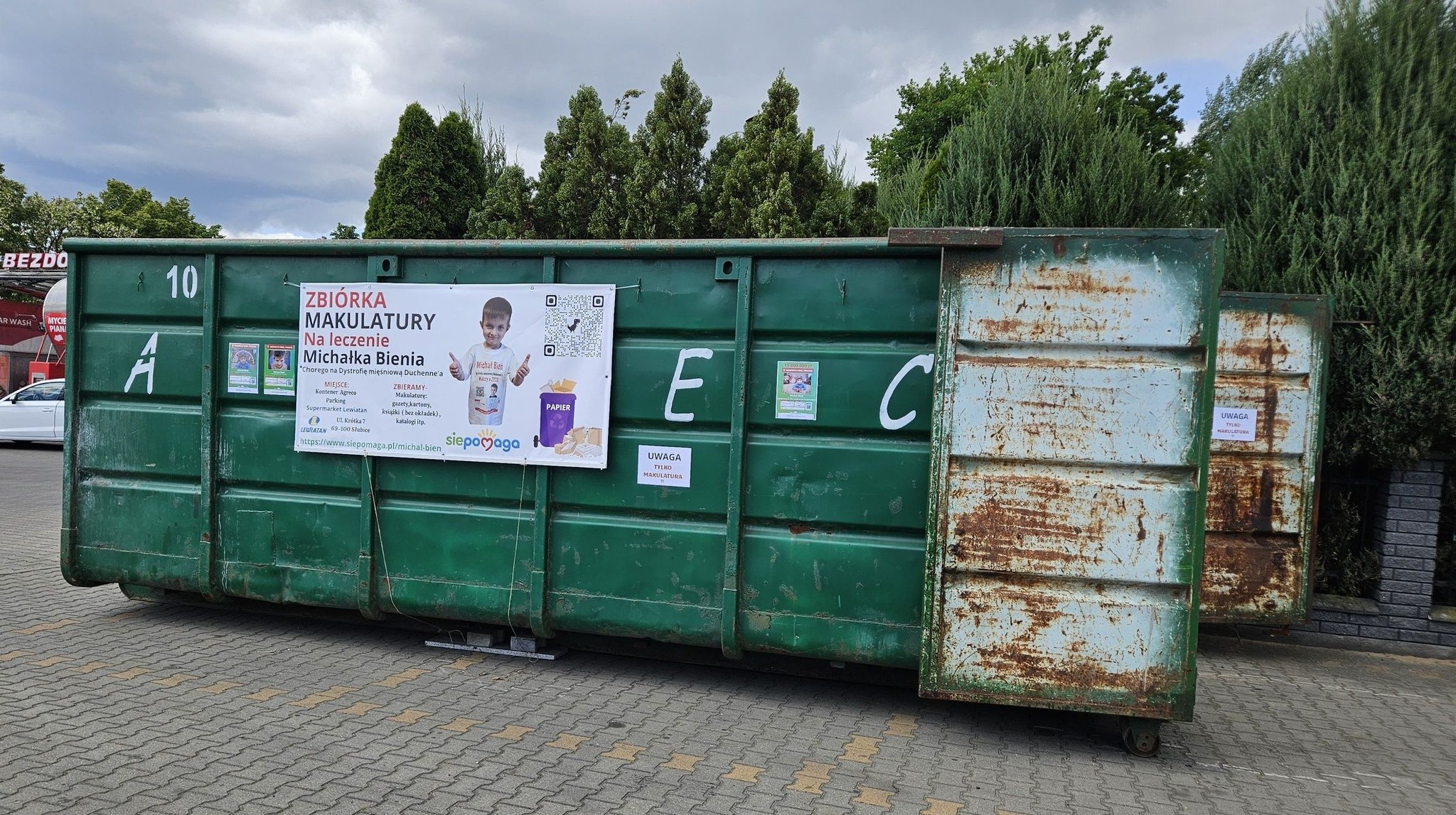 Trwa zbiórka makulatury dla Michała Bienia