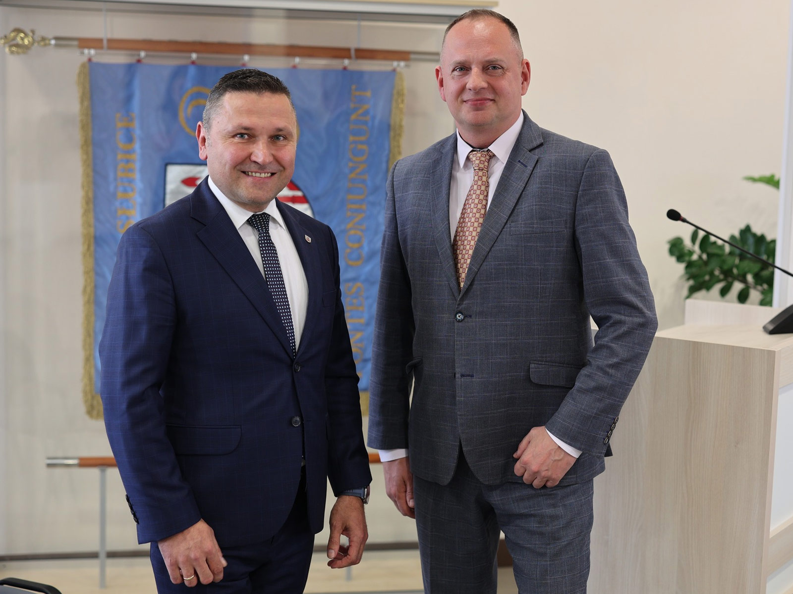Mariusz Olejniczak i przewodniczący rady Grzegorz Cholewczyński