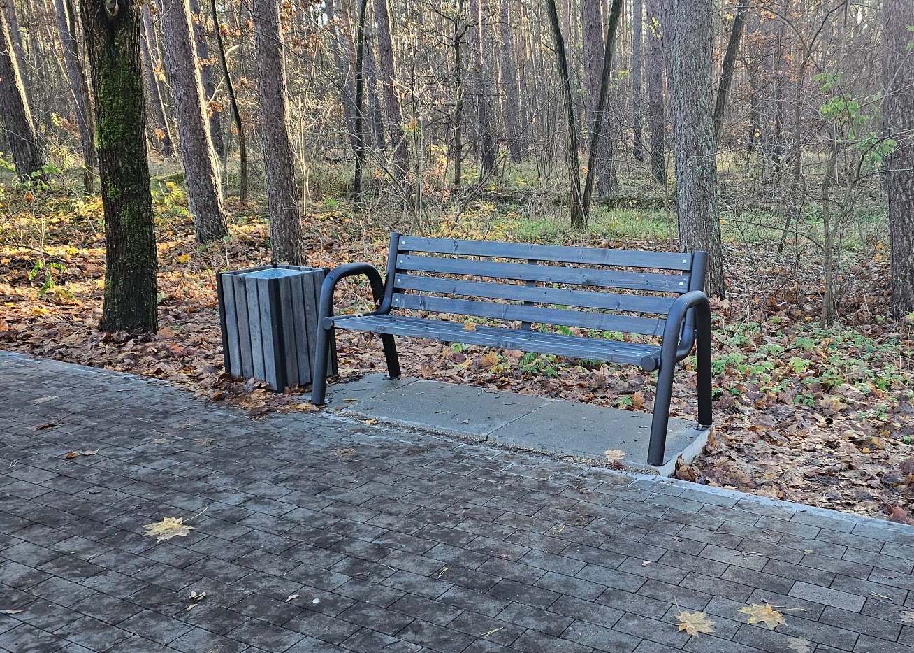 Przy ścieżce postawiono również ławki oraz kosze na śmieci