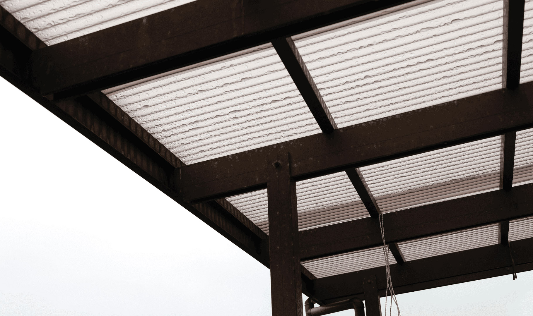 Zadaszenia, daszki, wiaty – jak wykorzystać poliwęglan lity w aranżacji przestrzeni?