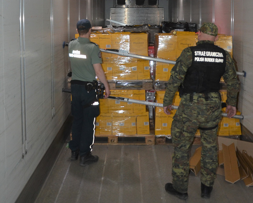 Strażnicy Graniczni zatrzymali w Świecku ciężarówkę z kradzioną naczepą i kontrabandą