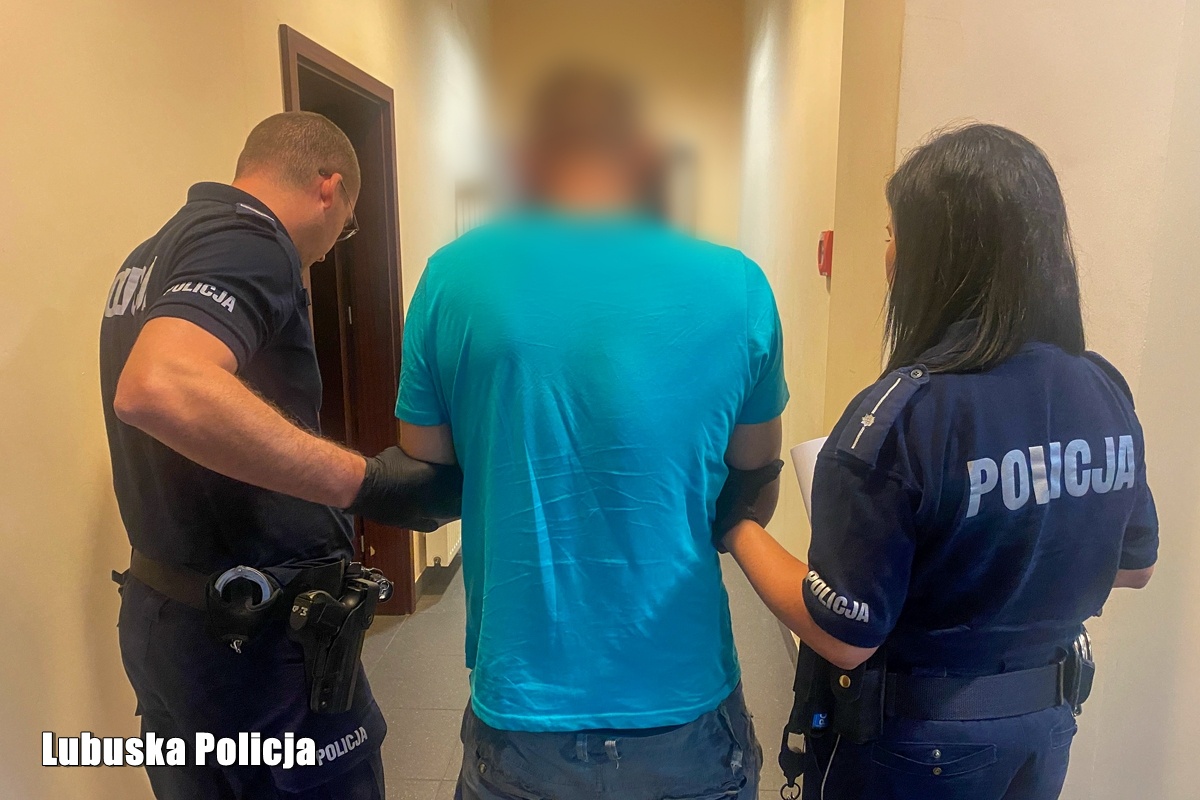 40-latek siekierą i nożem uszkodził dwa samochody