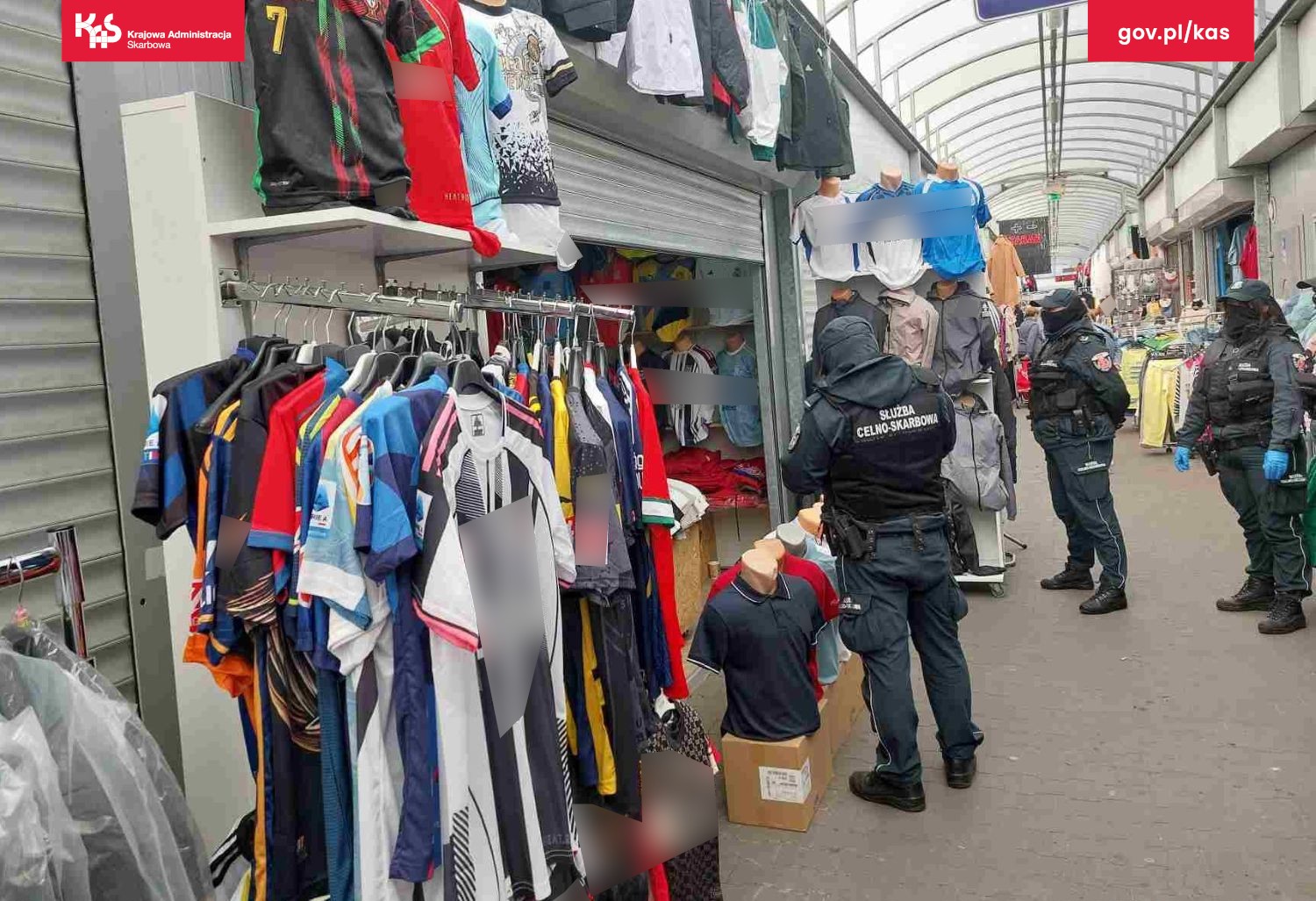 Funkcjonariusze KAS podczas kontroli na słubickim bazarze
