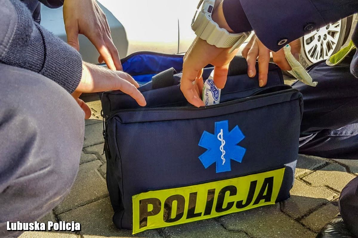 Mężczyzna nie mógł samodzielnie wyjść z Odry. Pomogli mu mundurowi