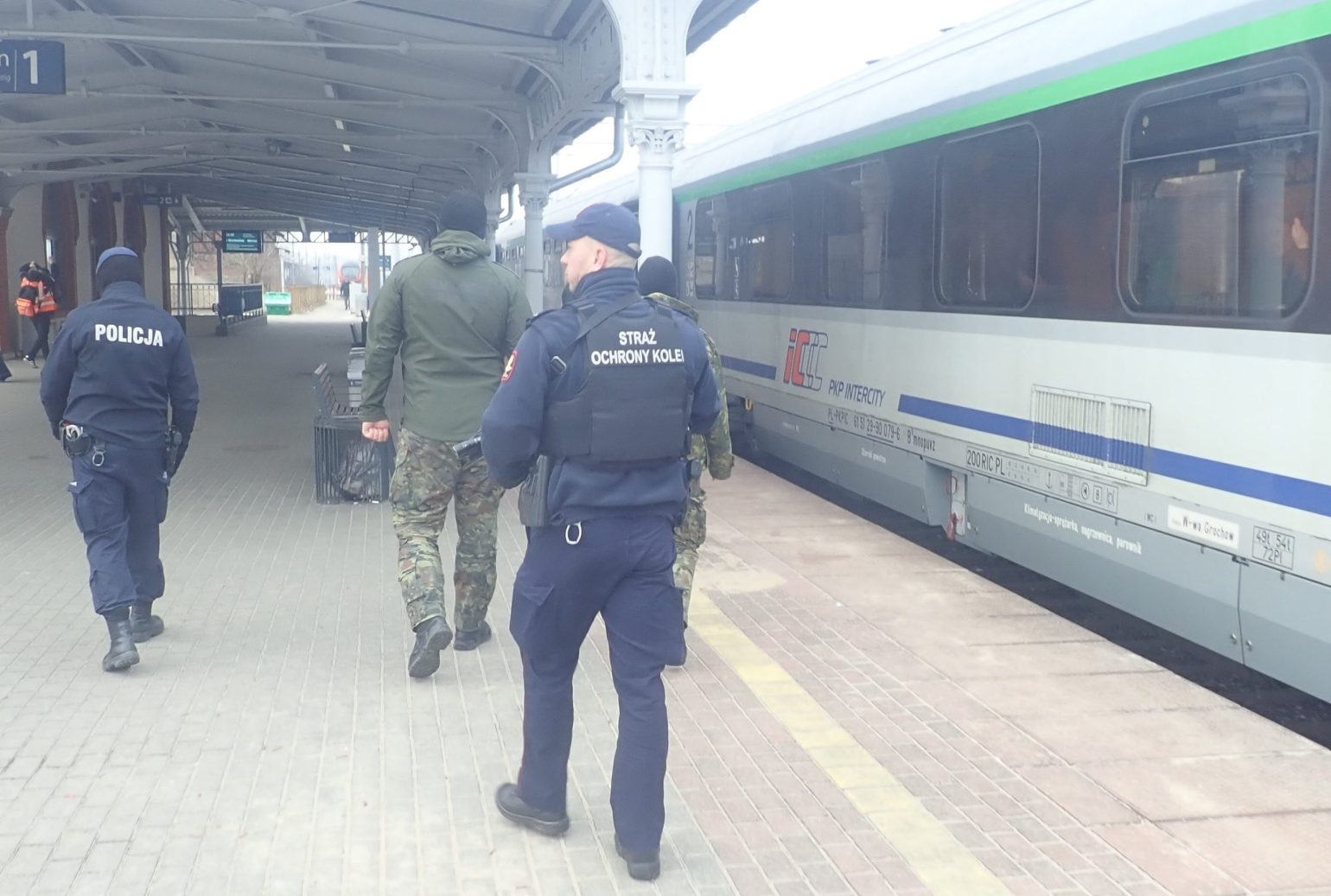 W Rzepinie zatrzymano mężczyznę, który w pociągu groził nożem obsłudze