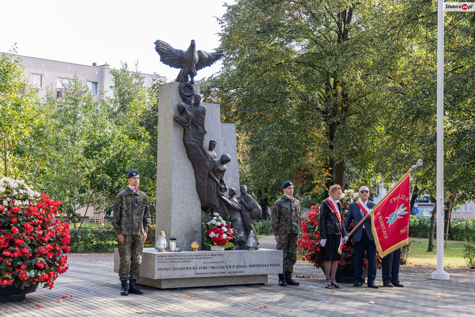 Pod pomnikiem na Placu Sybiraków złożono kwiaty i znicze