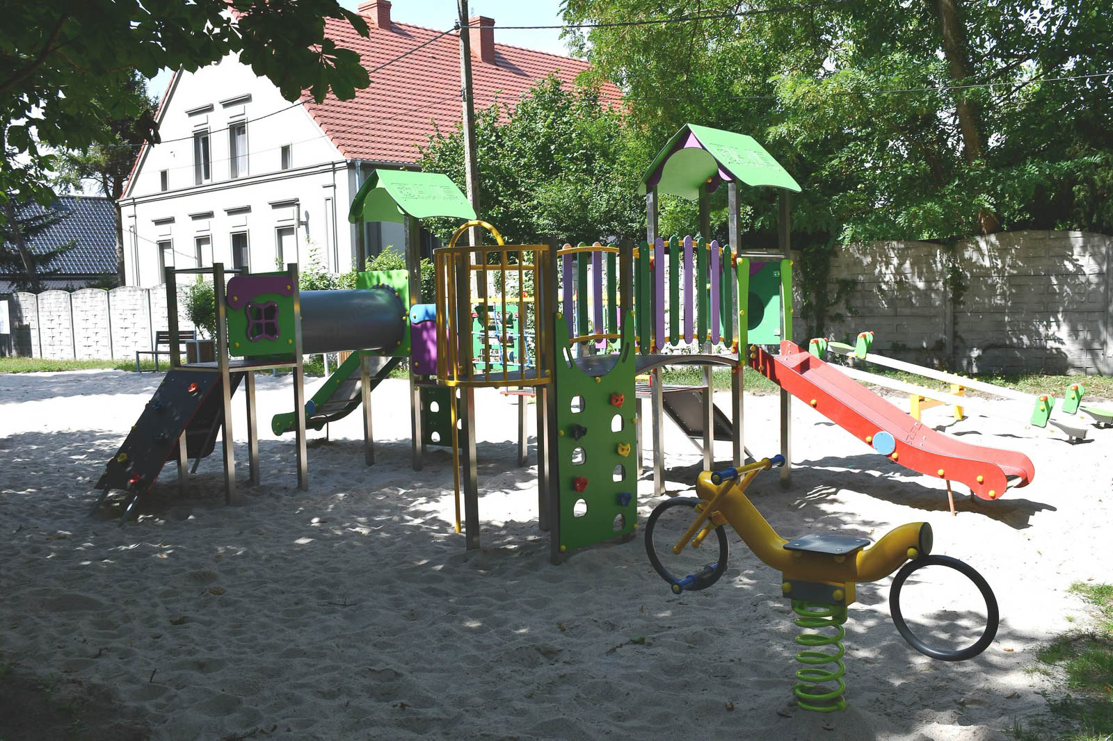 Zmodernizowany plac zabaw przy Szkole Podstawowej w Białkowie