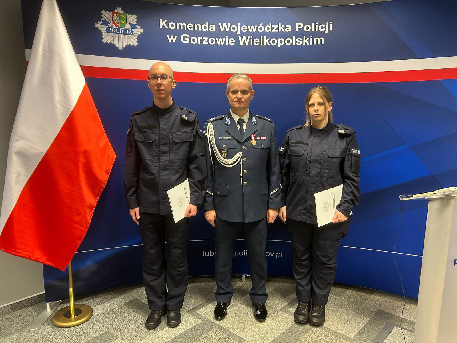 Komendant KPP Słubice podinsp. Arkadiusz Zieliński z nowymi funkcjonariuszami