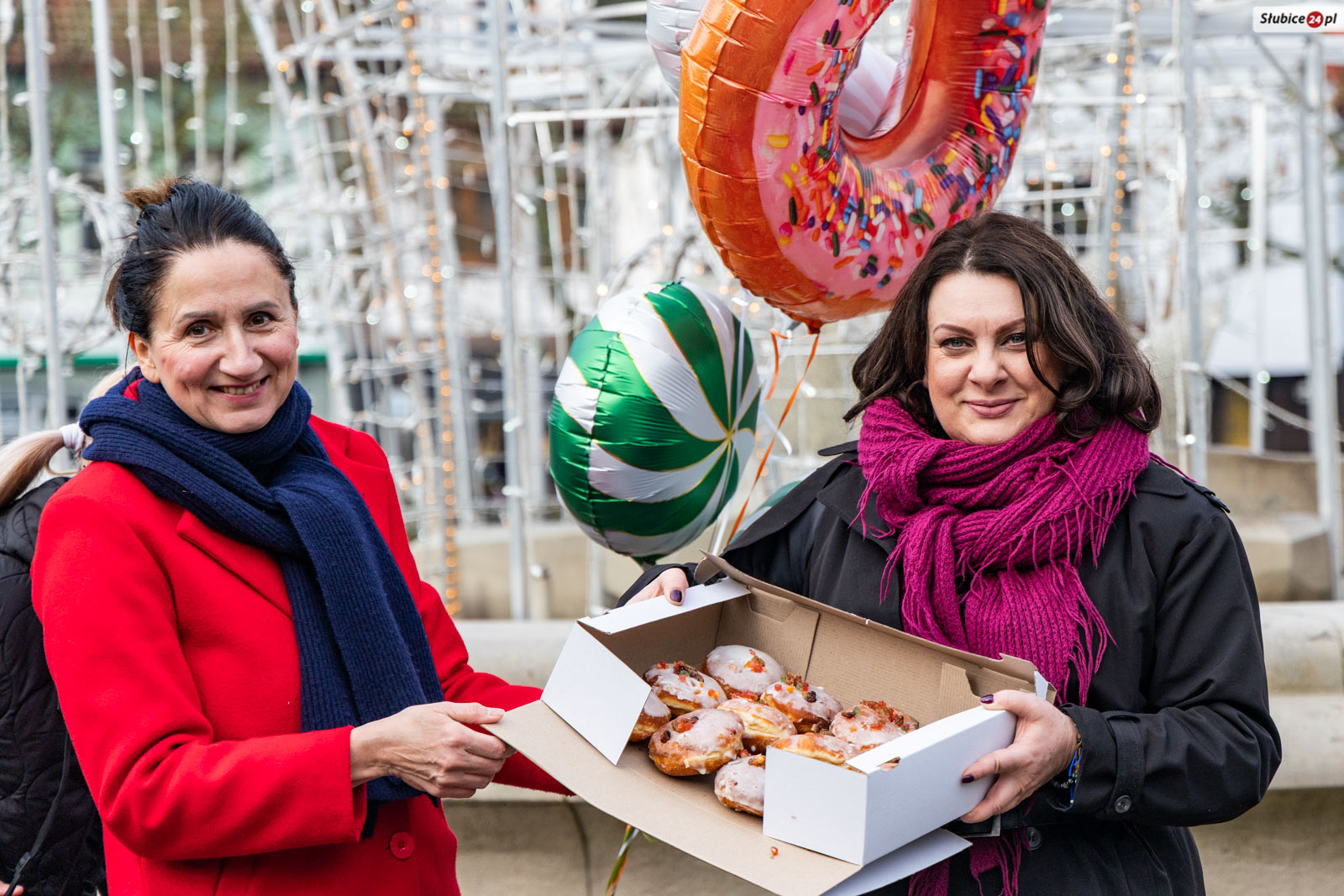 Burmistrzyni Marzena Słodownik częstowała mieszkańców Słubic pączkami
