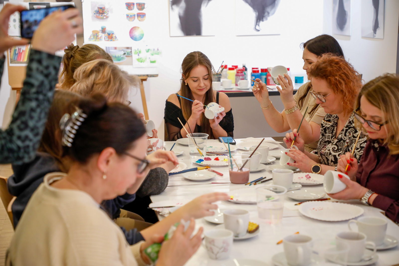 Warsztaty malowania na porcelanie w Galerii OKNO