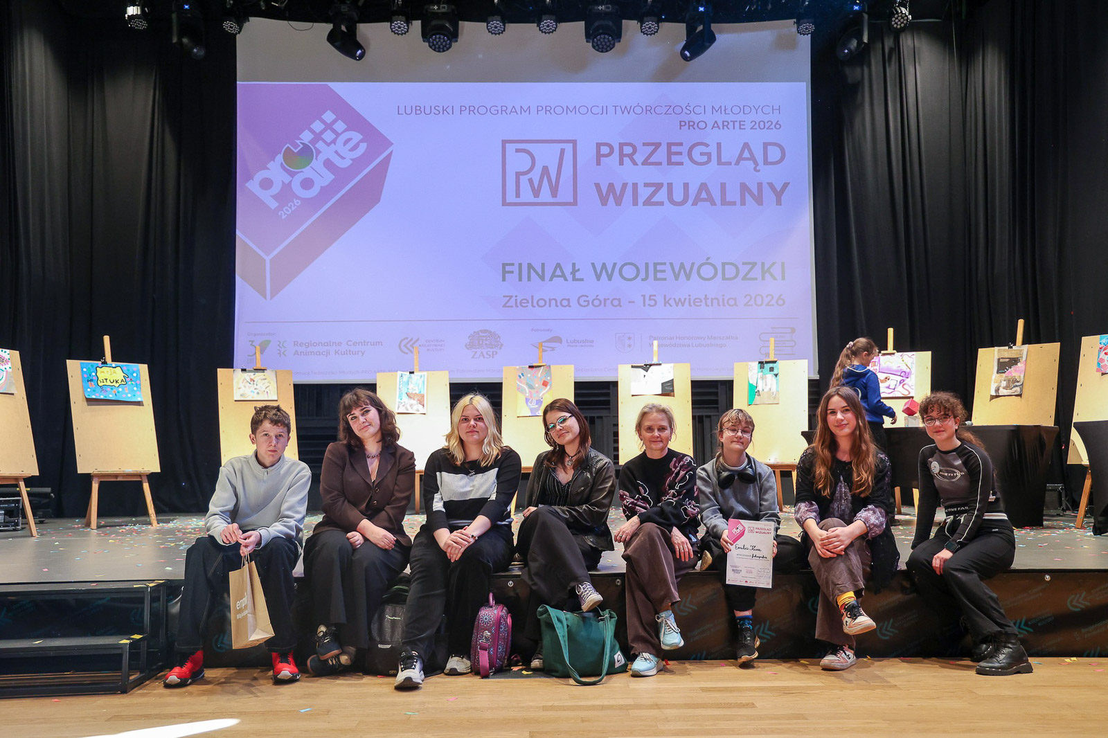 Laureaci i wyróżnieni z powiatu słubickiego w przeglądzie wizualnym Pro Arte 2026 z opiekunką Anną Panek-Kusz