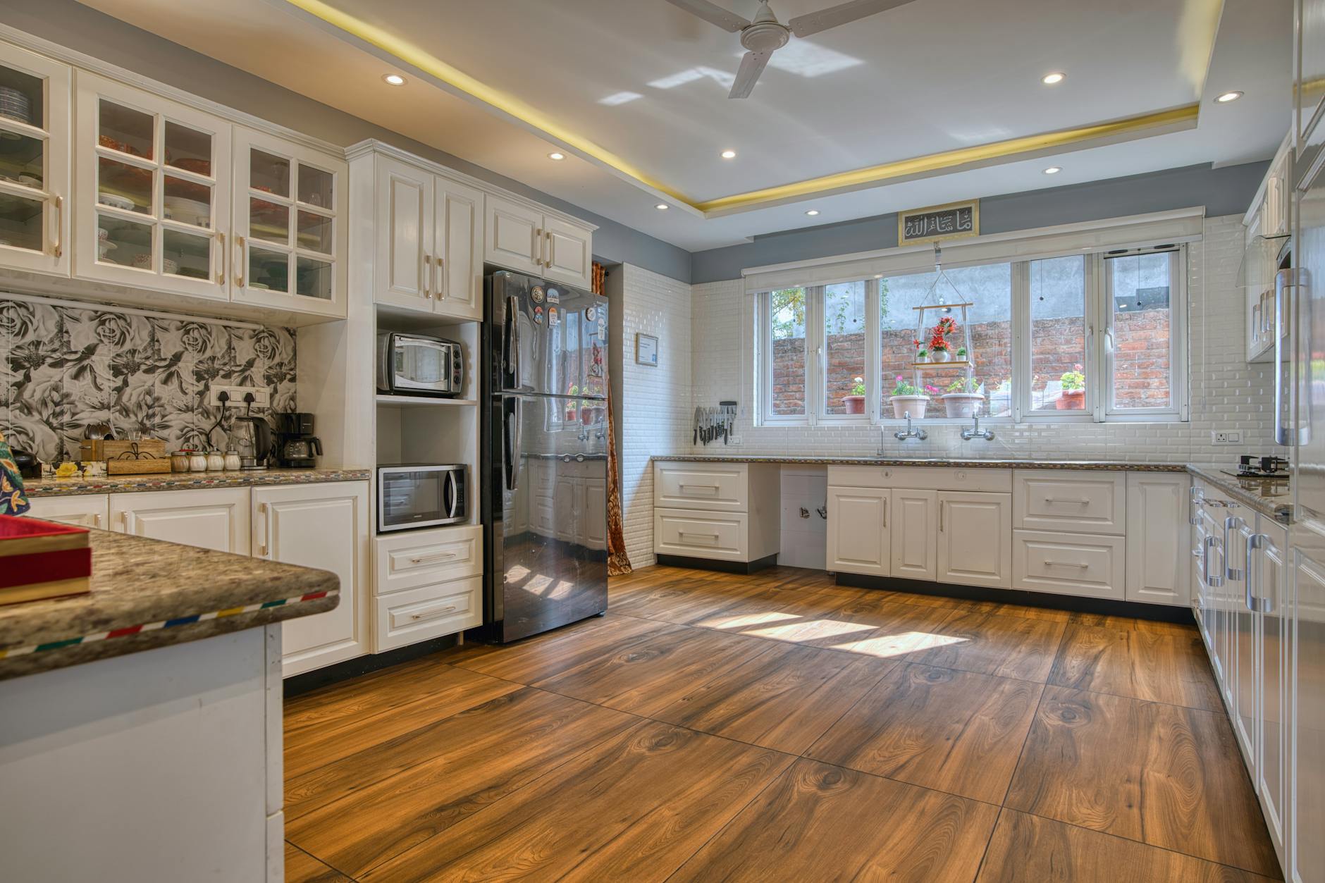 Zazdrostki na okno – wielki powrót kuchennego klasyka w stylu Modern Organic