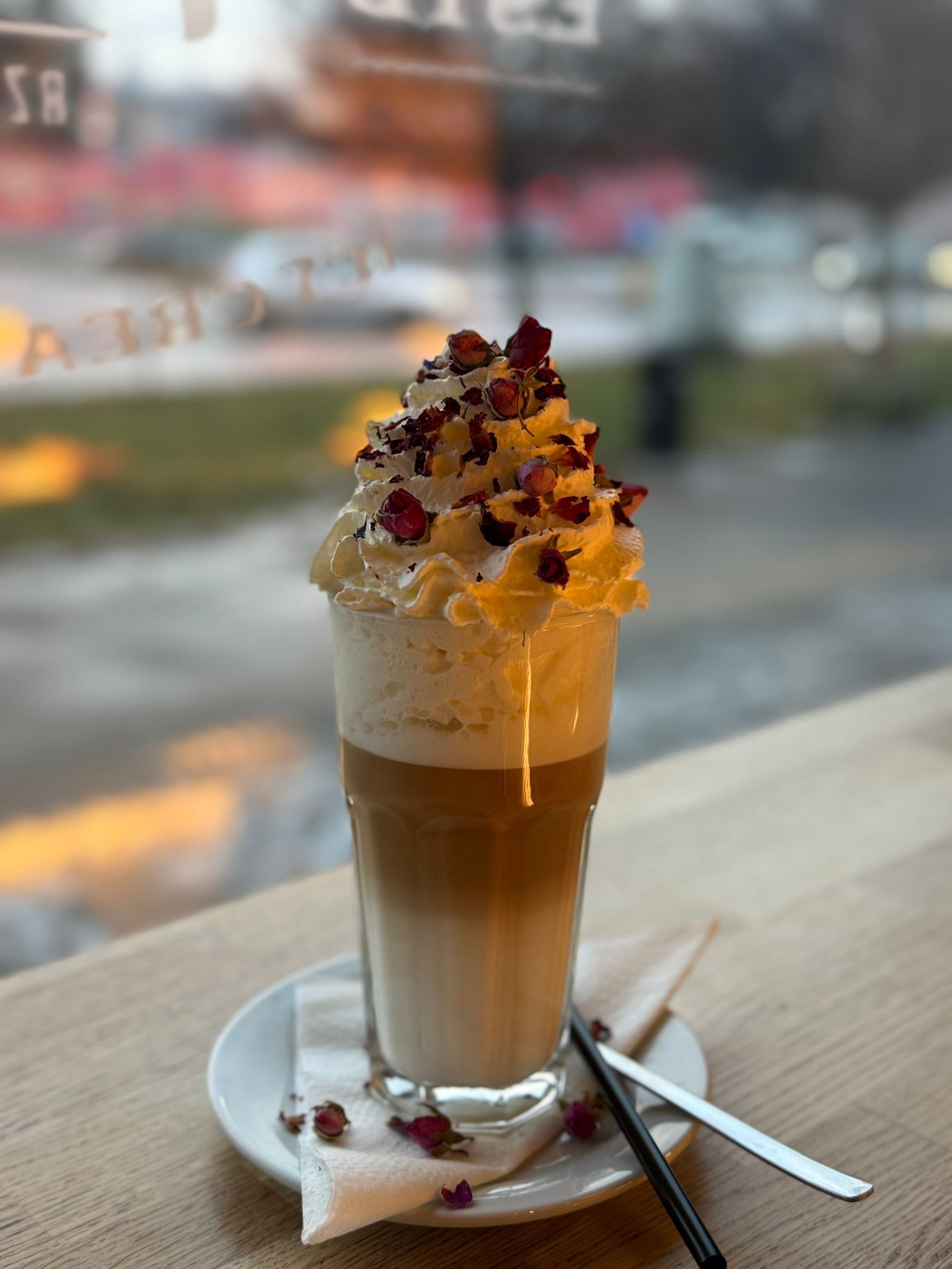 Jedna z nowości w Artisanie w Słubicach - kawa różane latte