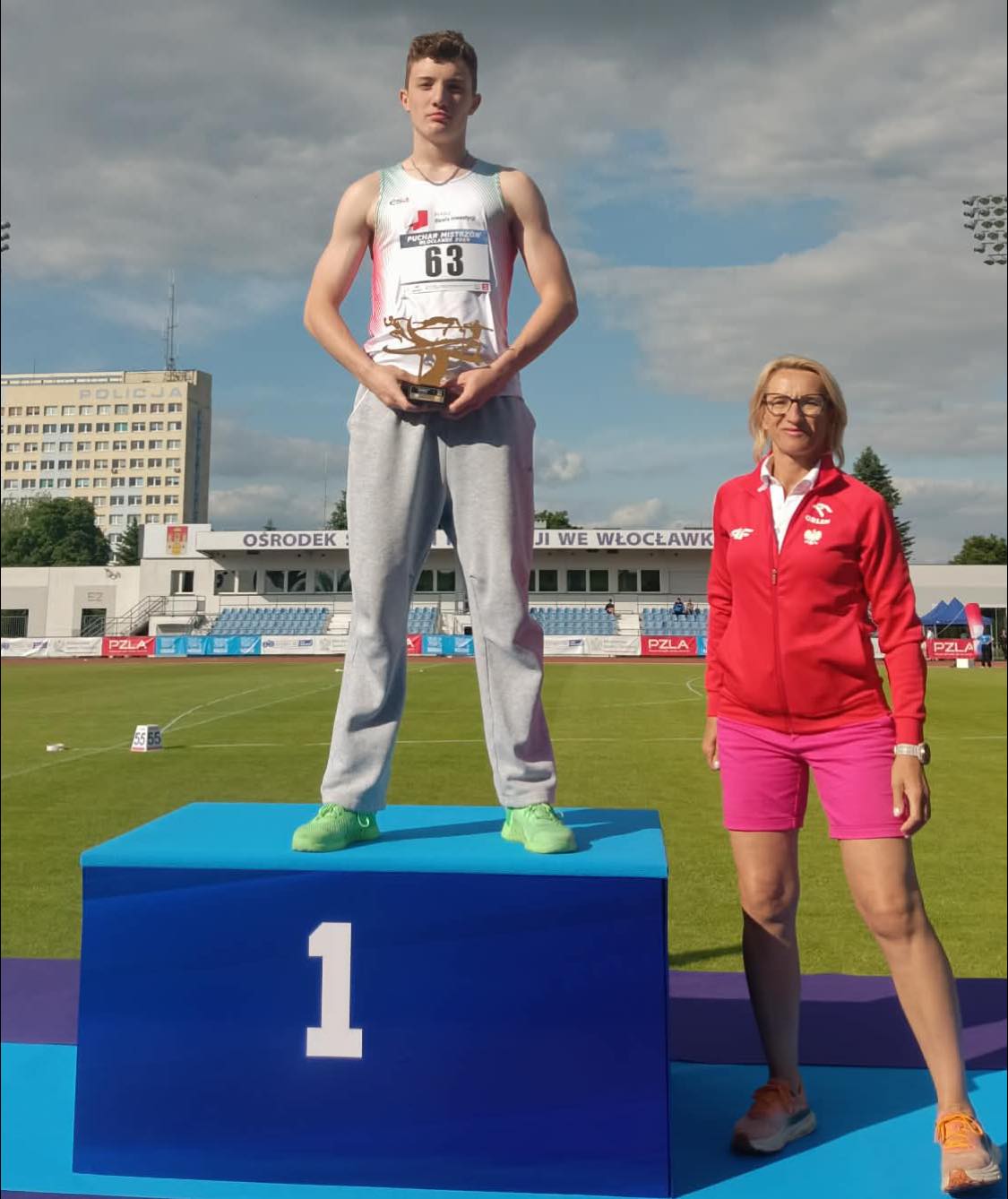 Ezau Guść z lekkoatletycznym Pucharem Mistrzów