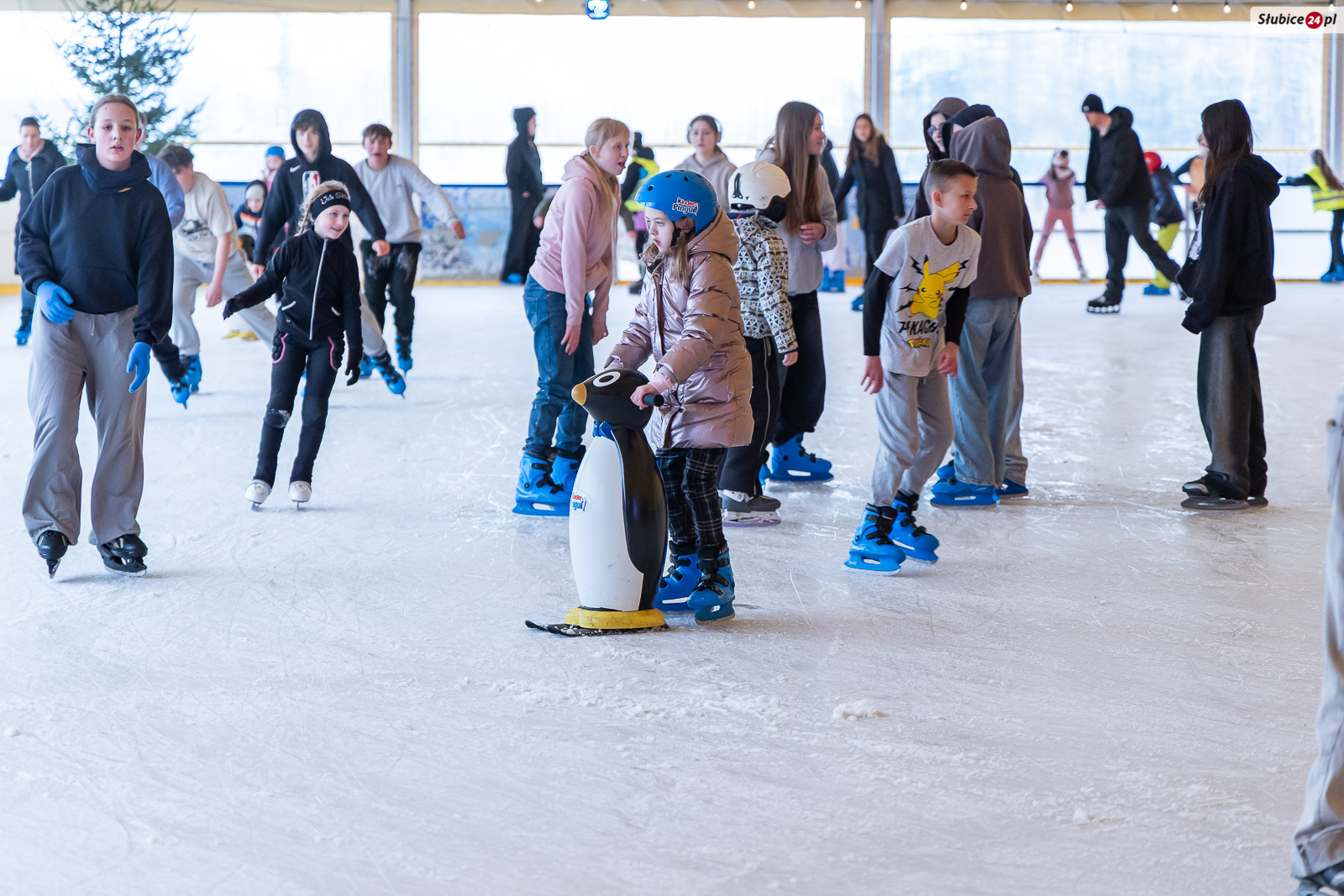 Na lodowisku SOSiR dzieci i młodzież mogą korzystać z darmowych tercji podczas ferii