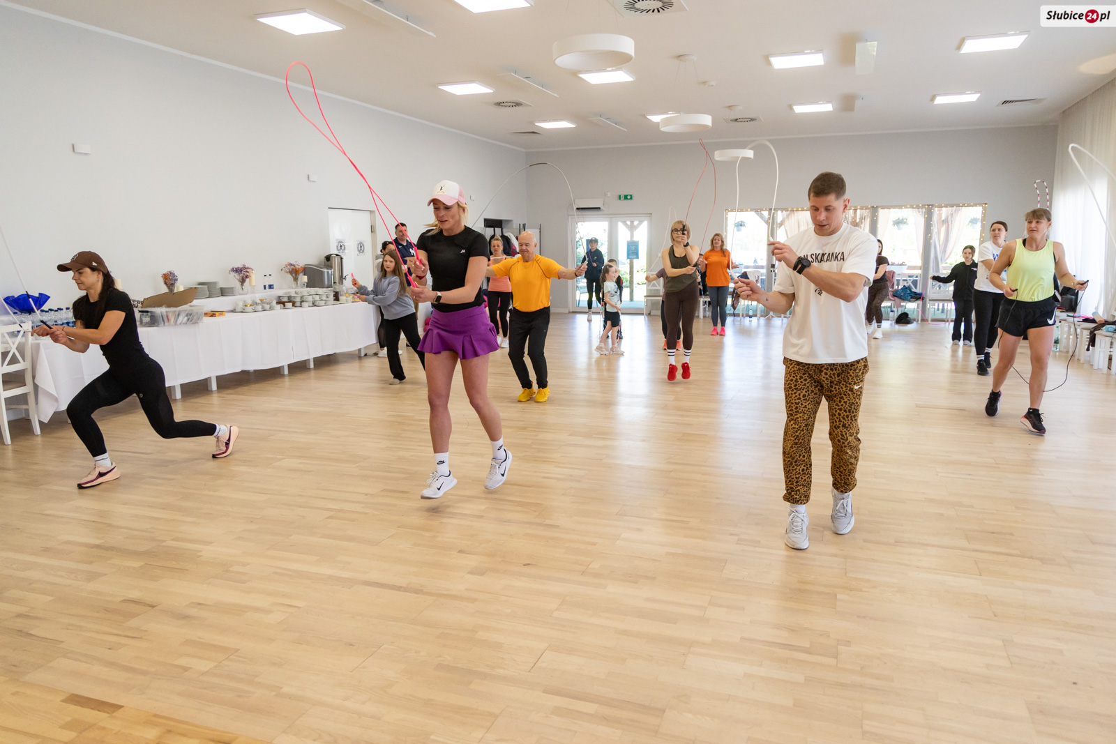 Uczestnicy Jump Rope Fitness uczyli się wspólnego układu na skakankach