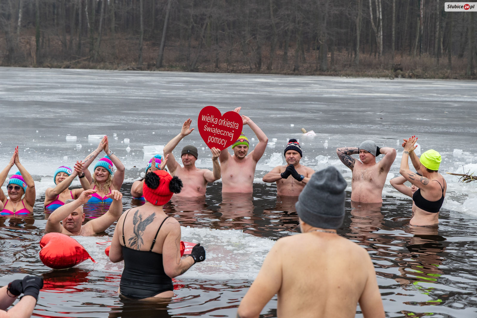 Morsy ponownie weszły do zimnej wody by wesprzeć WOŚP