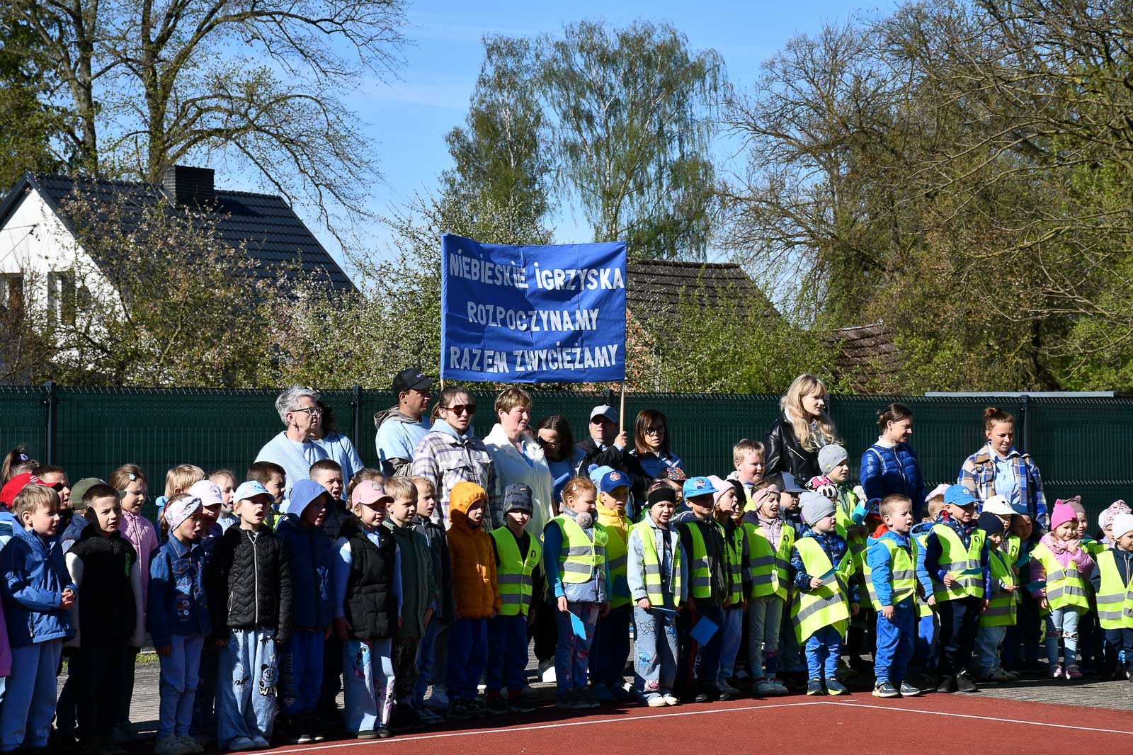 Niebieskie Igrzyska w Cybince zorganizowane z okazji Miesiąca Świadomości Autyzmu