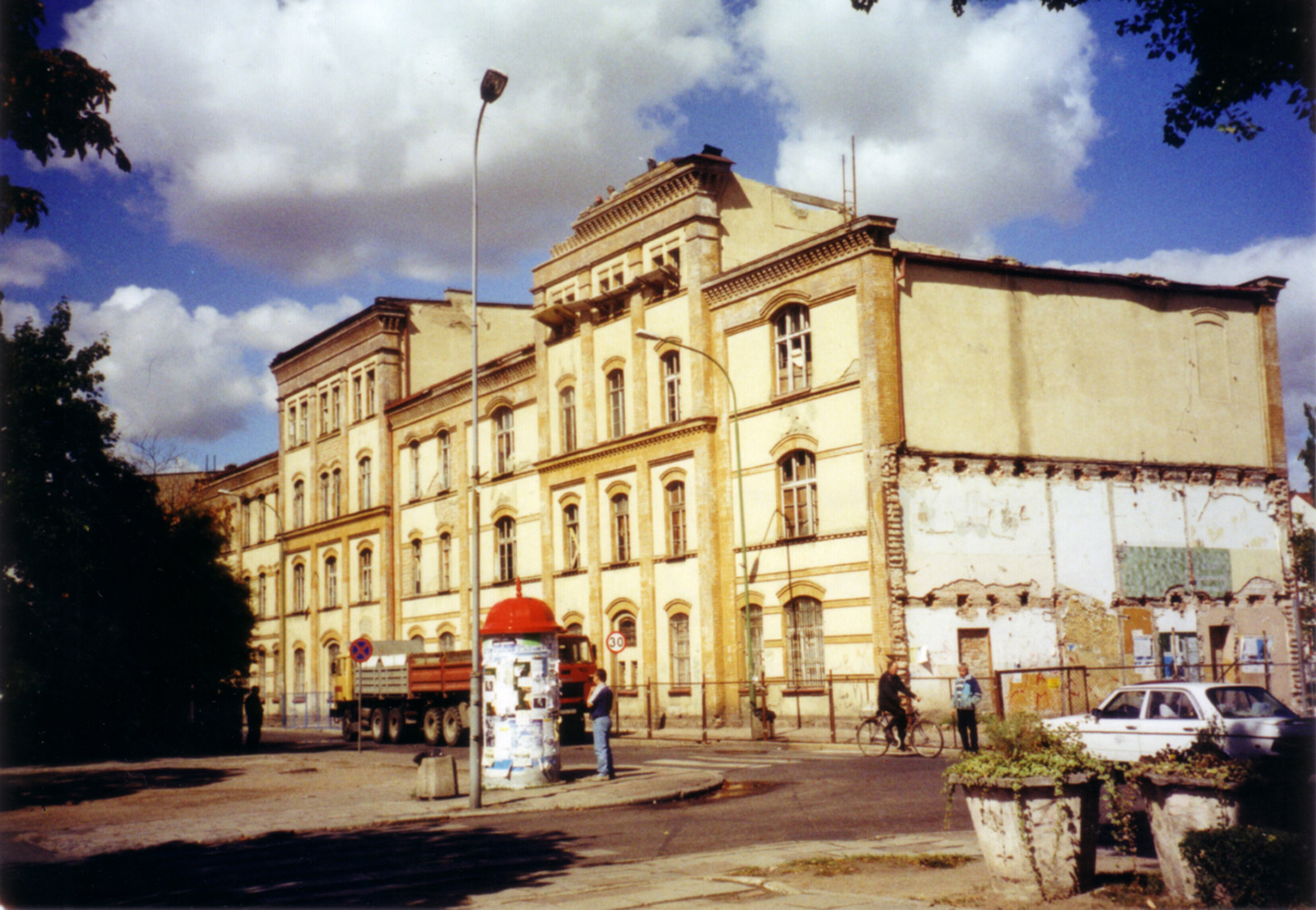 Zabudowania koszarowe Block II przed pracami rozbiorkowymi w 2003 r